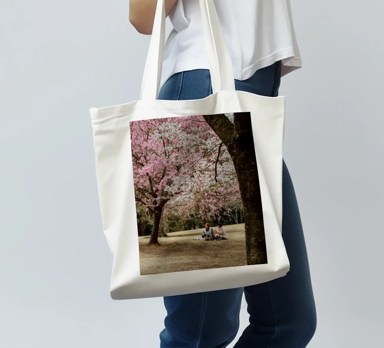 Picnic con i ciliegi in fiore, Giappone borsa in juta da Marcel Bisig