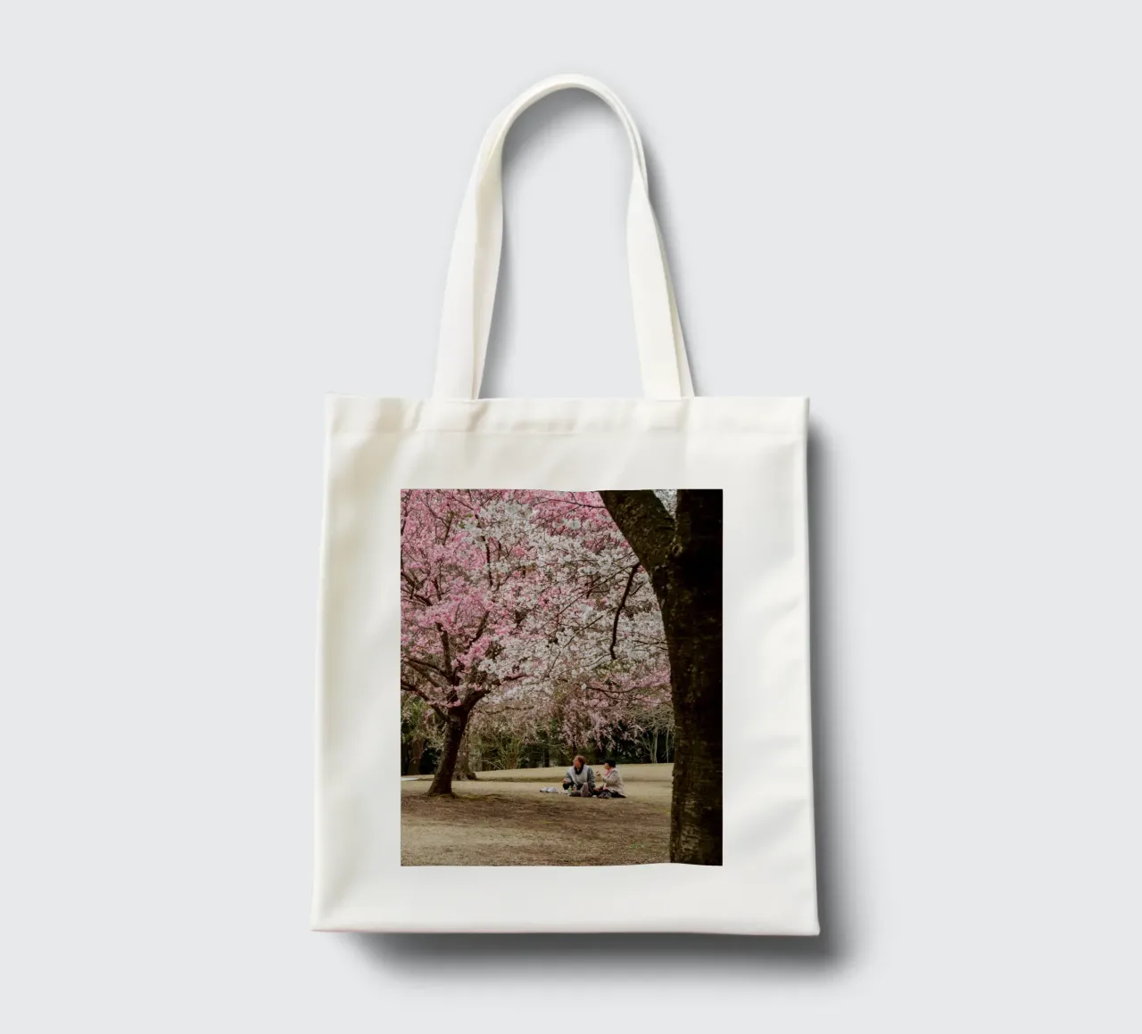 Picnic con i ciliegi in fiore, Giappone borsa in juta da Marcel Bisig
