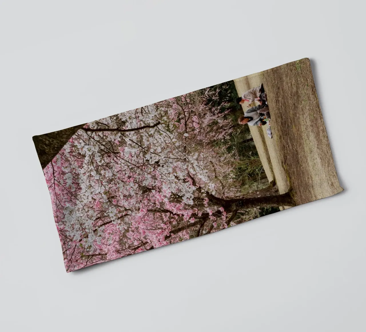 Picnic con i ciliegi in fiore, Giappone asciugamano da bagno da Marcel Bisig