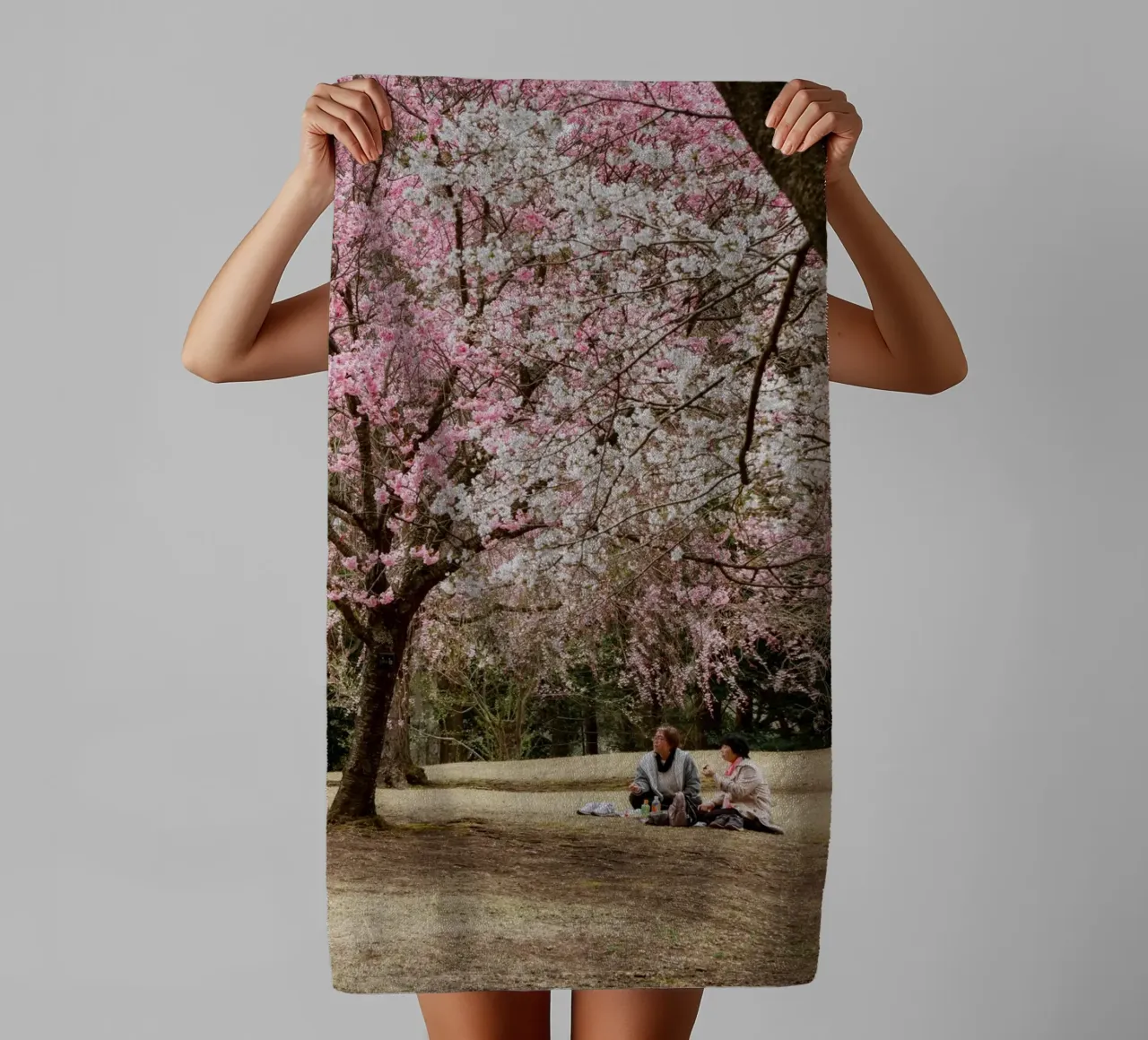 Picnic con i ciliegi in fiore, Giappone asciugamano da bagno da Marcel Bisig