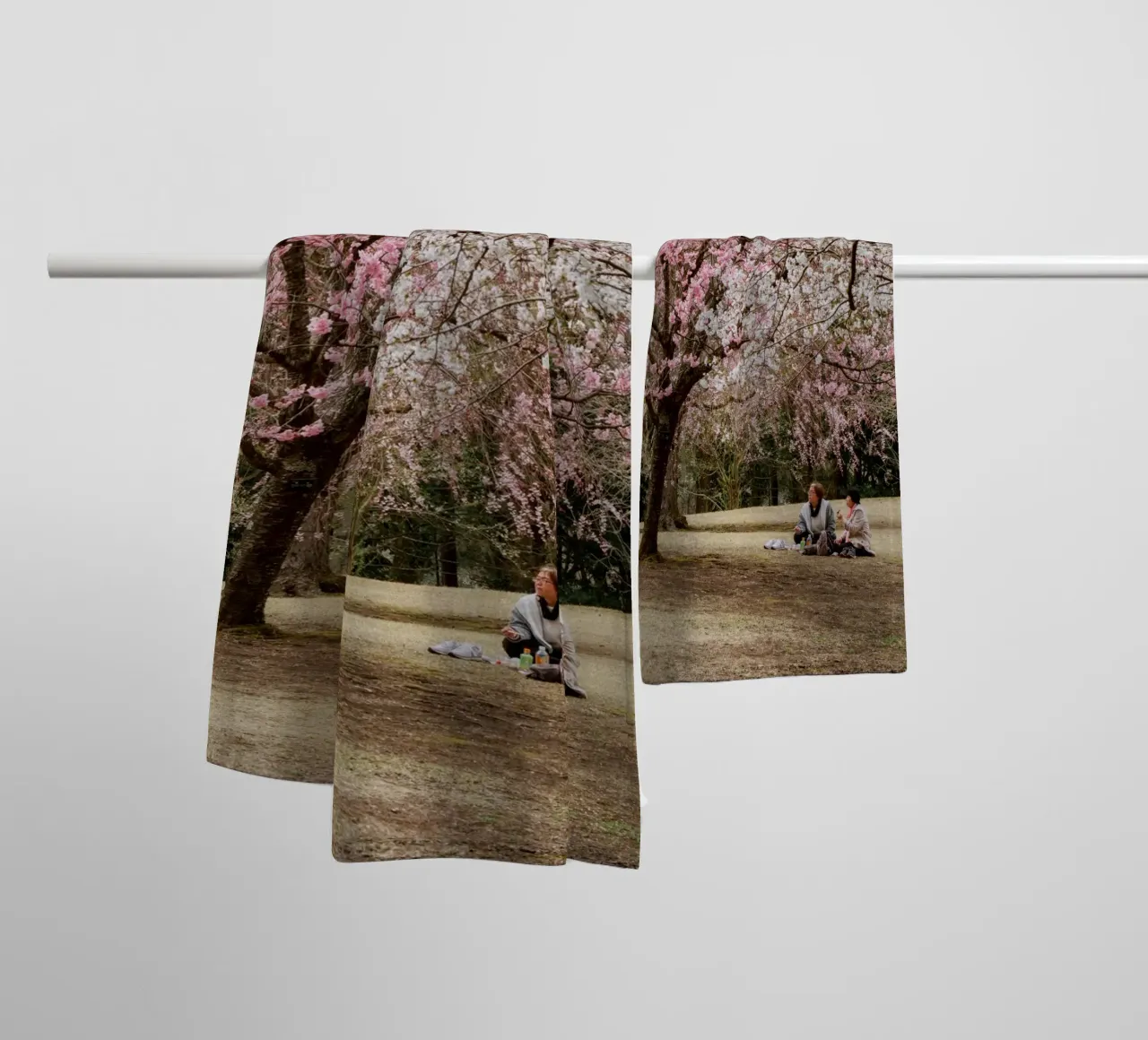Picnic con i ciliegi in fiore, Giappone asciugamano da bagno da Marcel Bisig