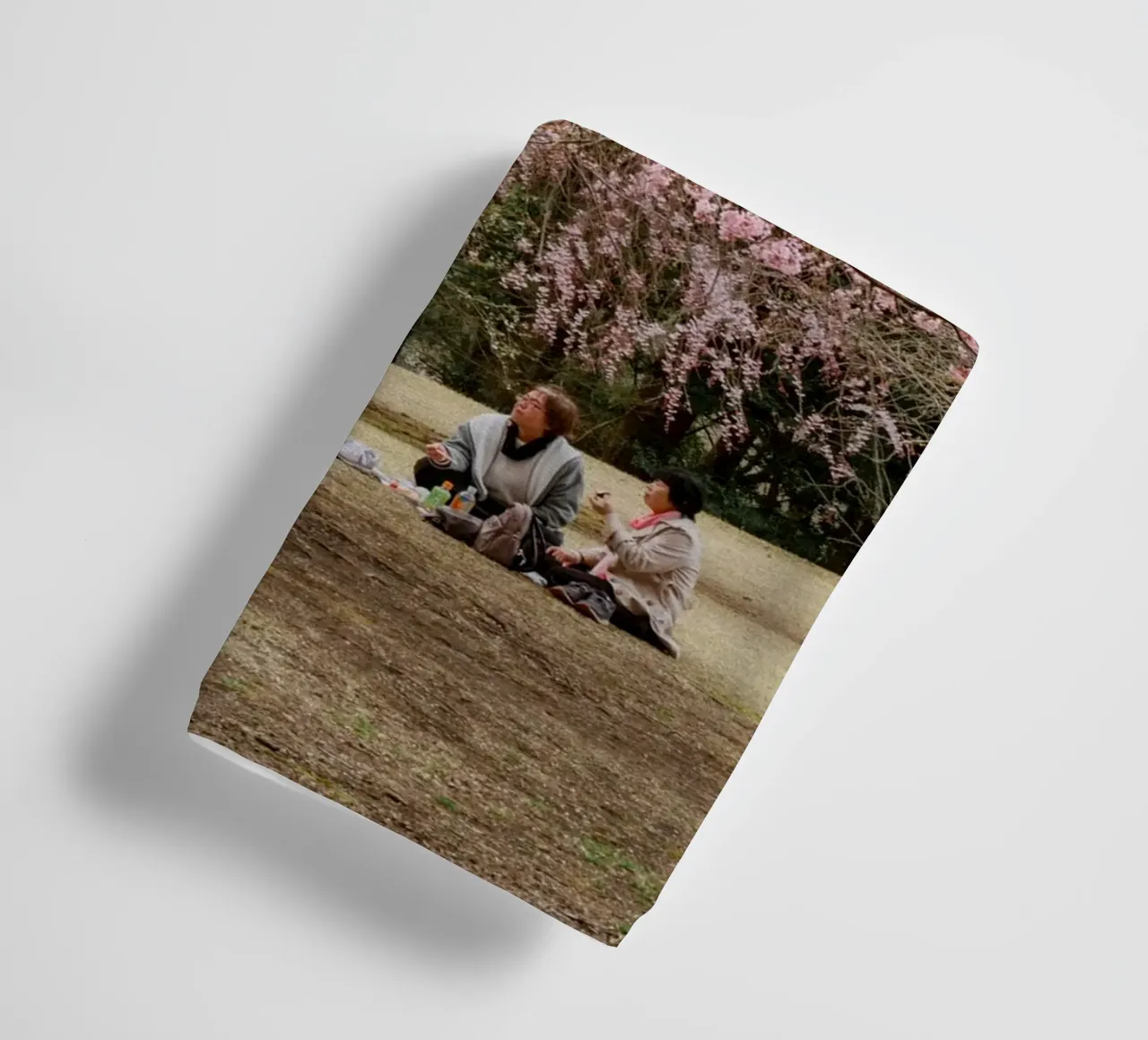 Picnic con i ciliegi in fiore, Giappone asciugamano da bagno da Marcel Bisig