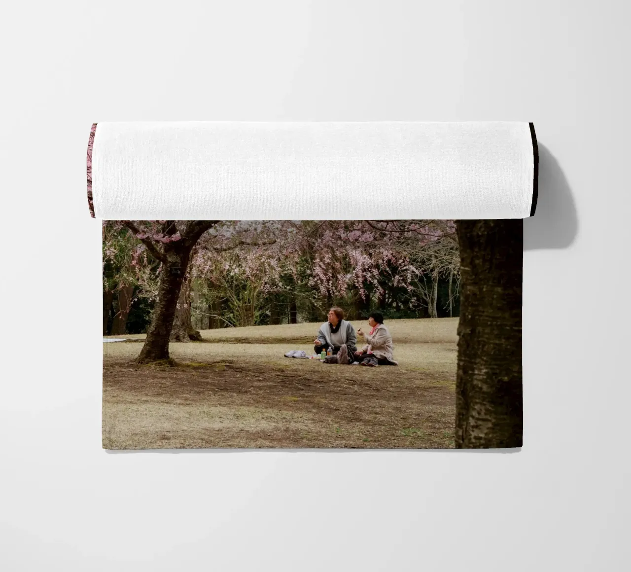 Picnic con i ciliegi in fiore, Giappone telo mare da Marcel Bisig
