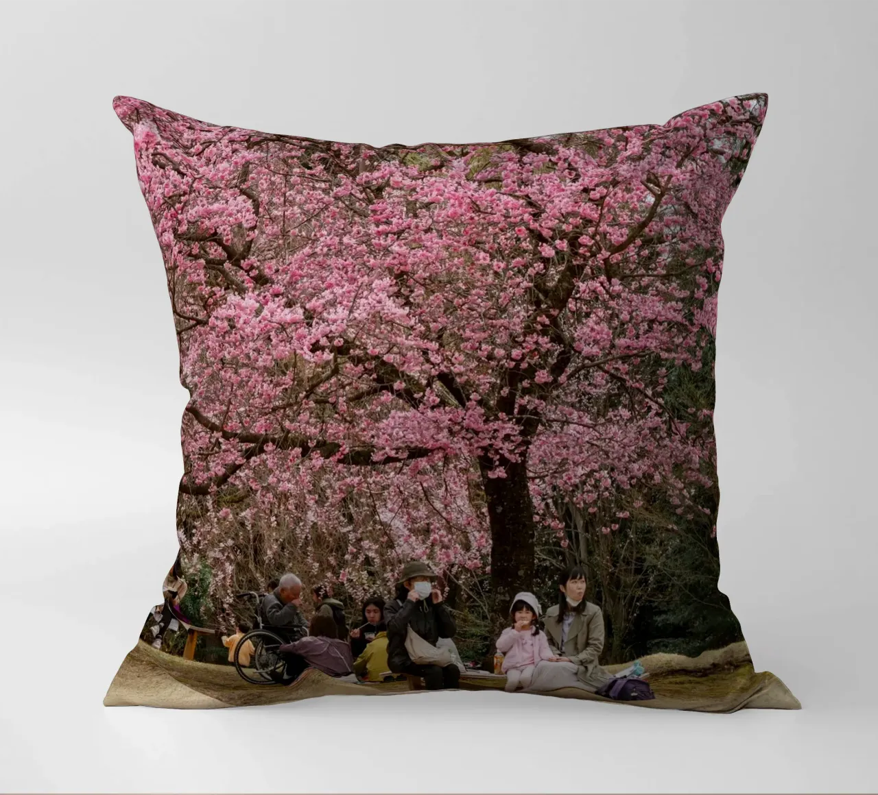 Fiori di ciliegio rosa in Giappone cuscino da Marcel Bisig