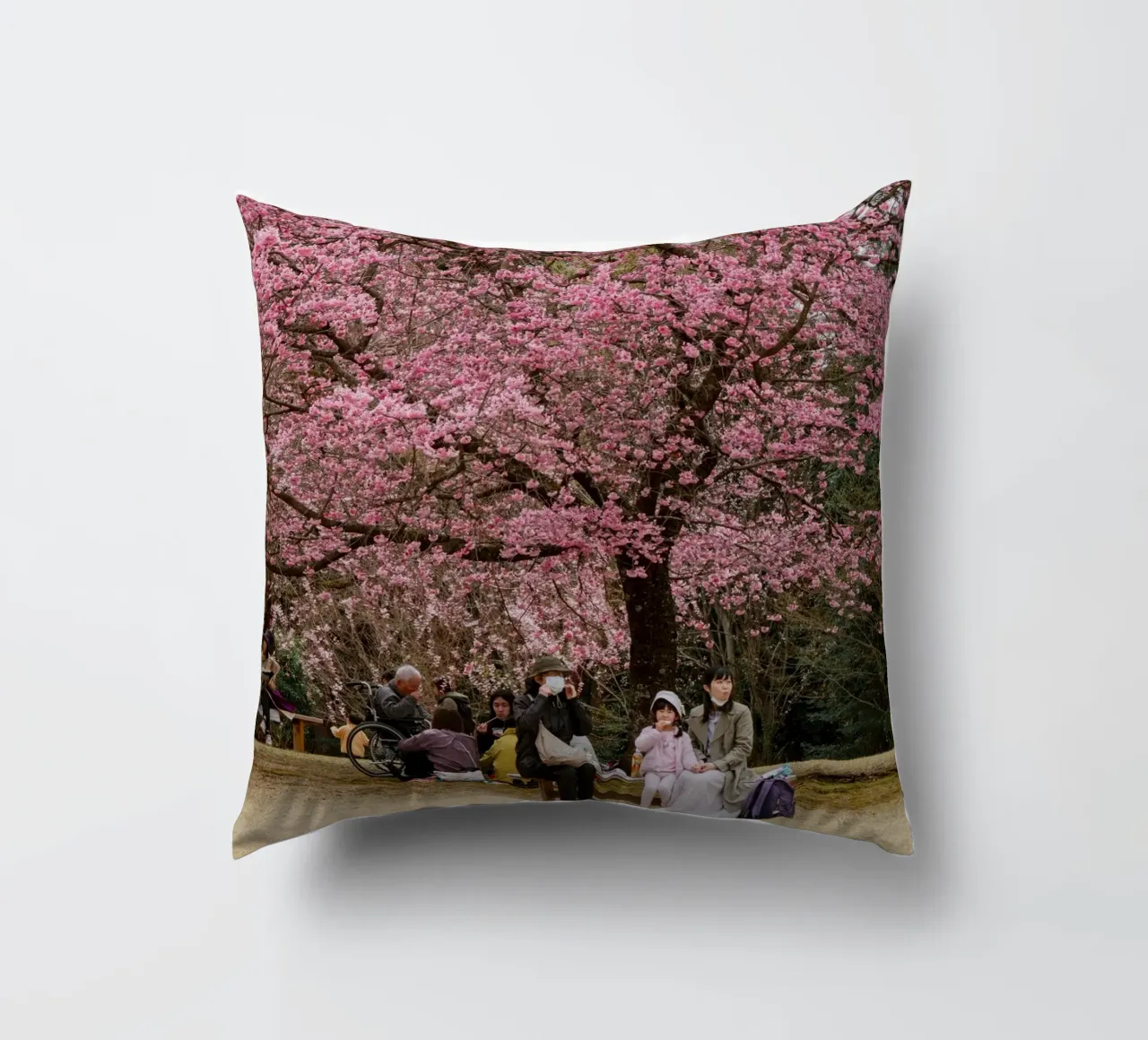 Fiori di ciliegio rosa in Giappone cuscino da Marcel Bisig