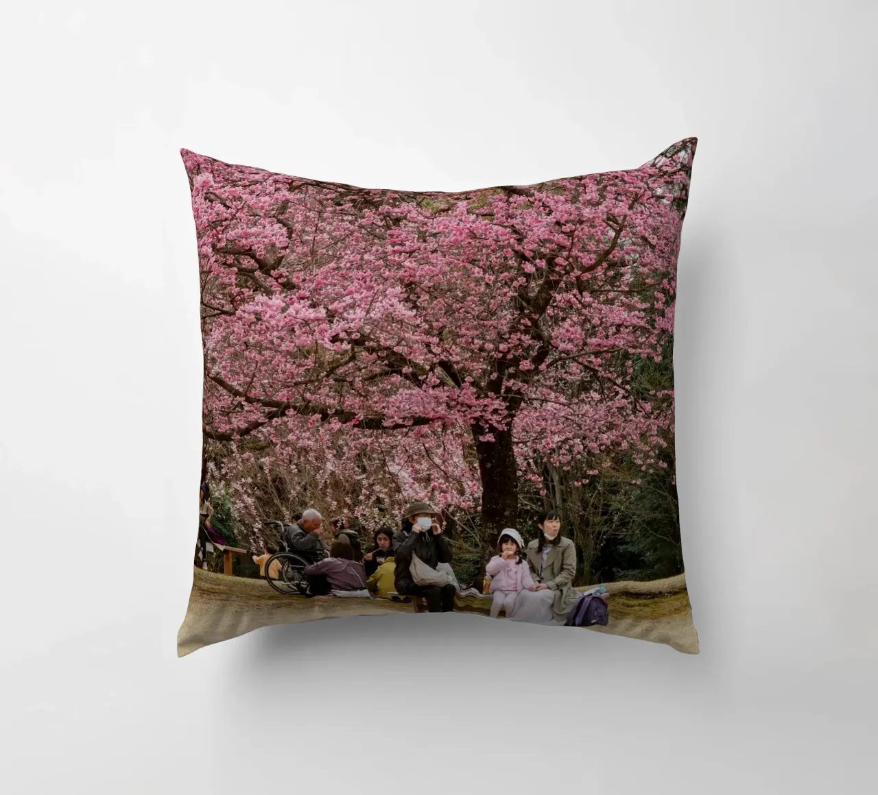 Fiori di ciliegio rosa in Giappone cuscino da Marcel Bisig