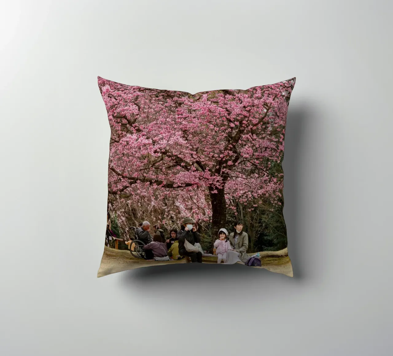 Fiori di ciliegio rosa in Giappone cuscino da Marcel Bisig