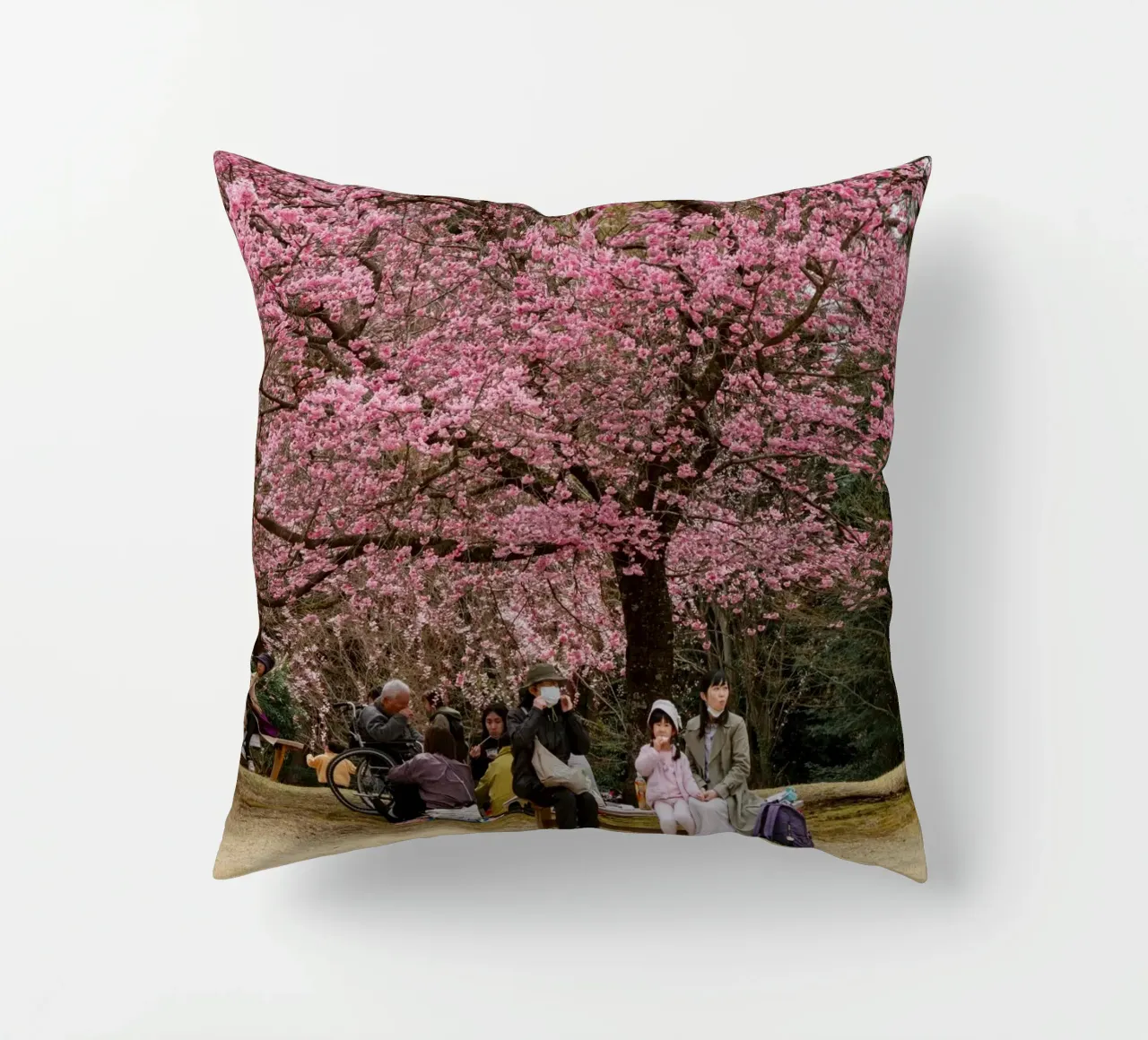 Fiori di ciliegio rosa in Giappone cuscino da Marcel Bisig