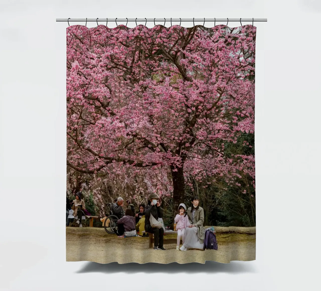 Fiori di ciliegio rosa in Giappone tenda da doccia da Marcel Bisig