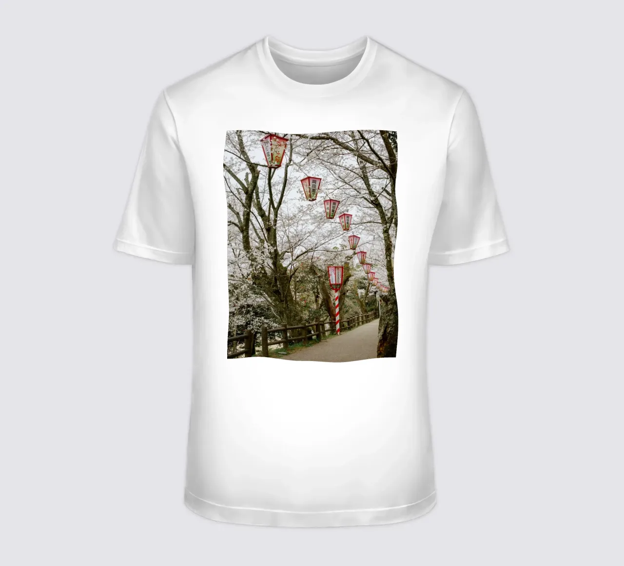 Parco dei ciliegi in fiore in Giappone t-shirt da Marcel Bisig