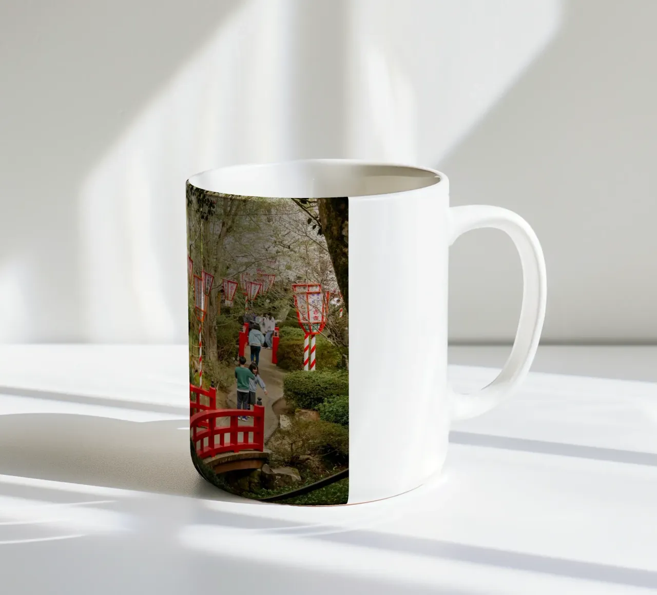 Parco dei ciliegi in fiore a Tottori, Giappone tazza in ceramica da Marcel Bisig