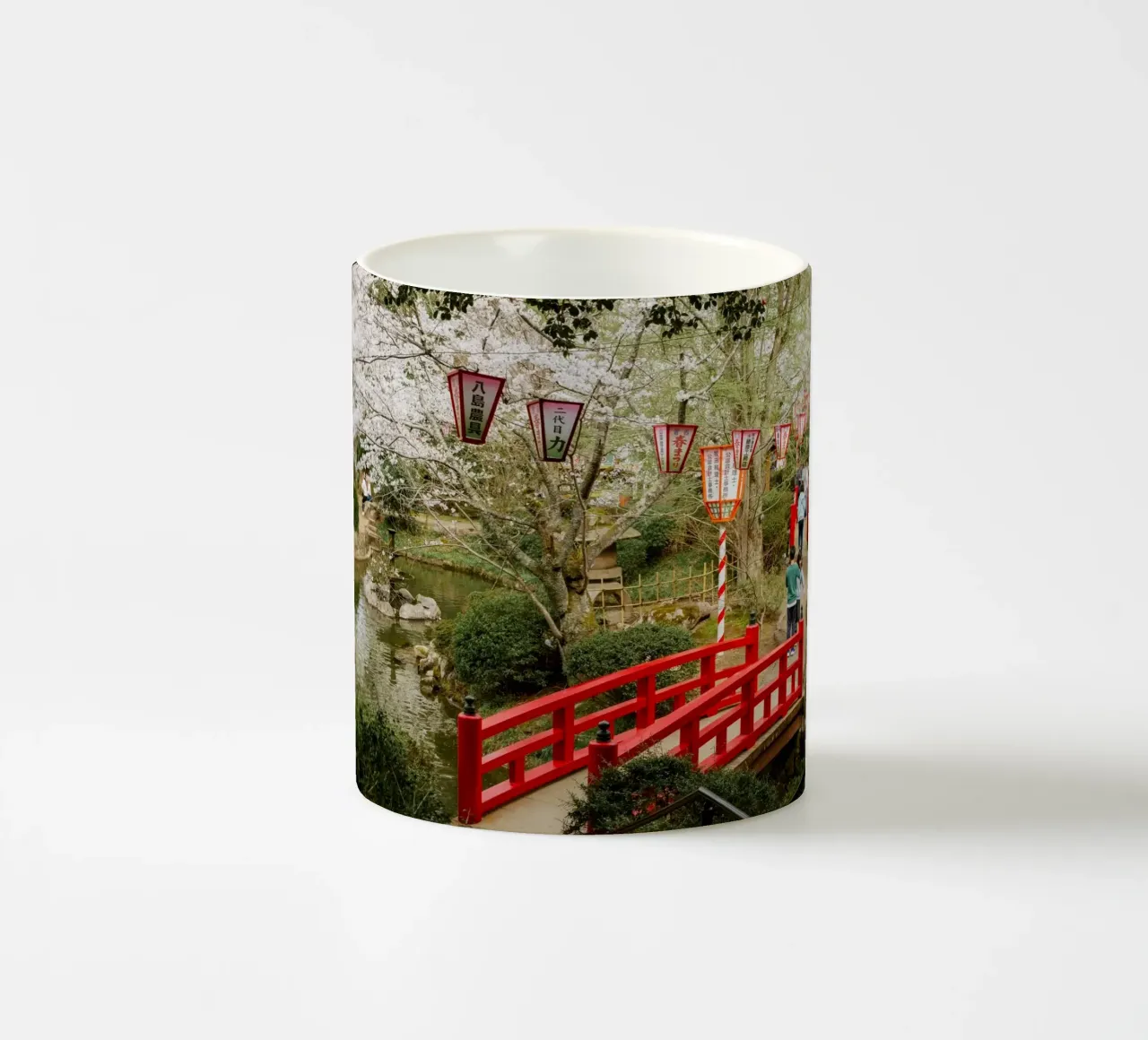 Parco dei ciliegi in fiore a Tottori, Giappone tazza in ceramica da Marcel Bisig