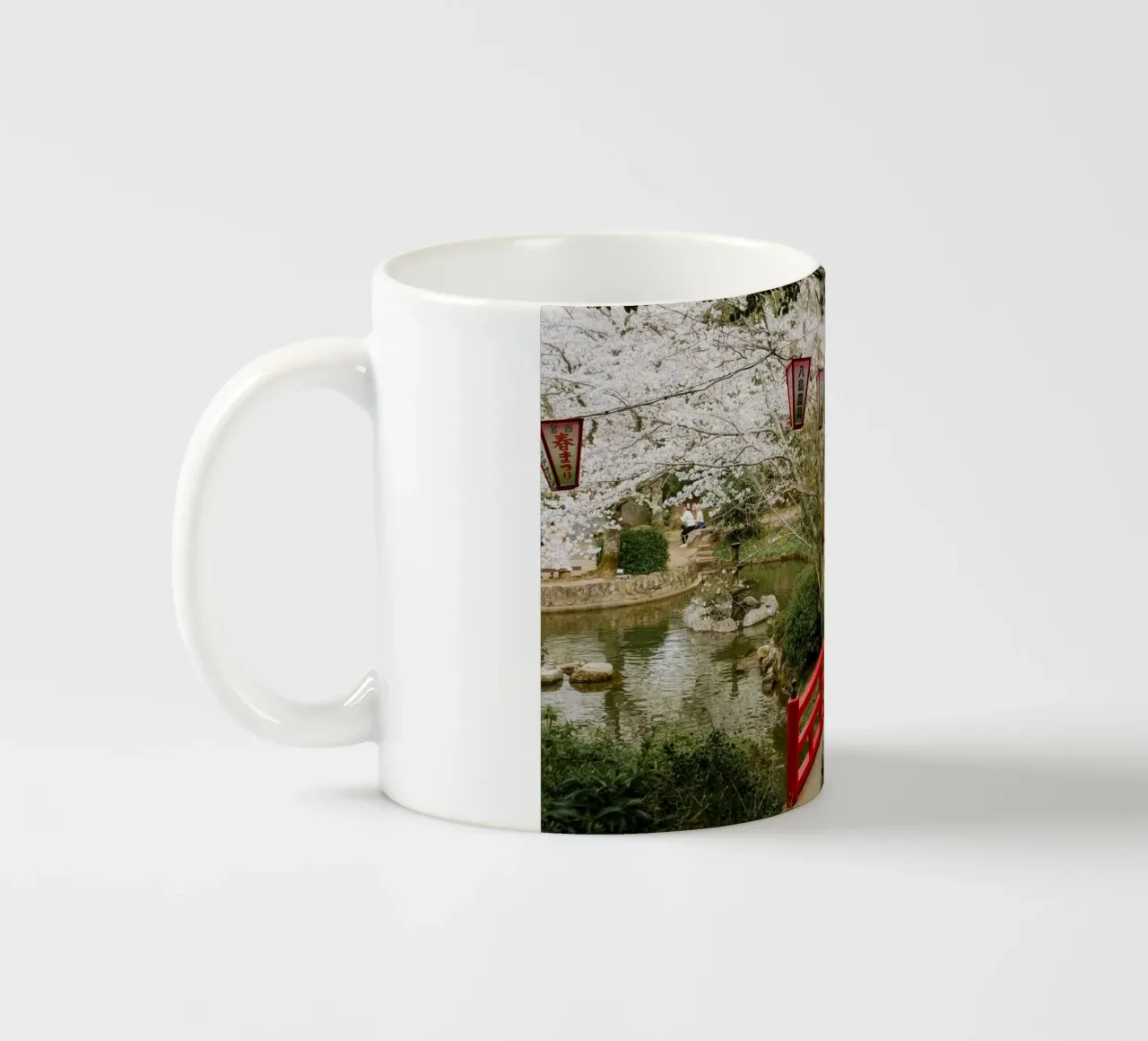 Parco dei ciliegi in fiore a Tottori, Giappone tazza in ceramica da Marcel Bisig