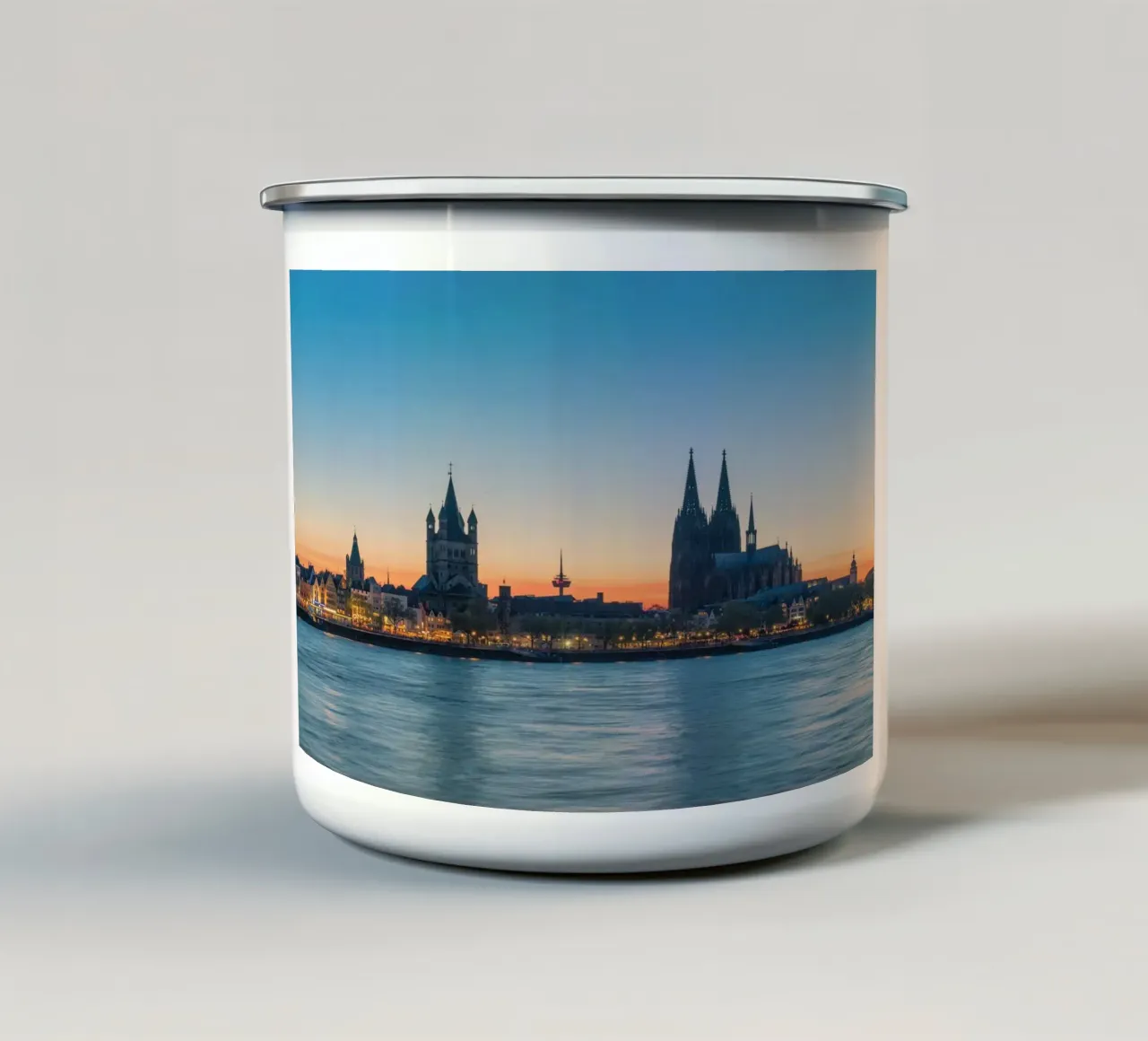 KÖLN 26 tazza in smalto da Tom Uhlenberg