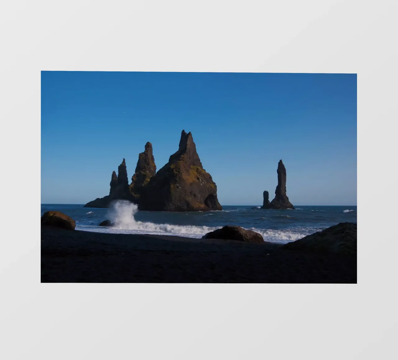 Rocce nel mare della costa islandese carta da parati fotografica da Fjöllart