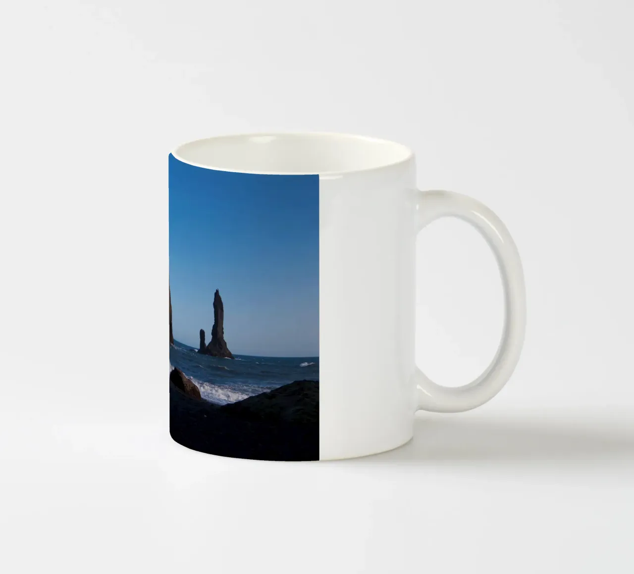 Rocce nel mare della costa islandese tazza in ceramica da Fjöllart