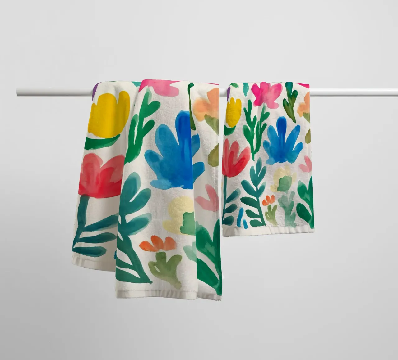 Fiori estivi astratti e colorati asciugamano da bagno da IamHomeStudio