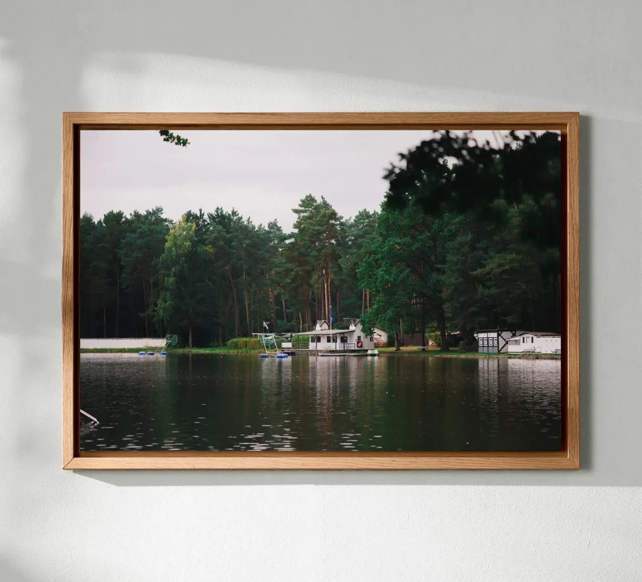 Das Haus am See im Wald | Ein Tag im Herbst | Echtes Foto Leinwand von Bold and Retro