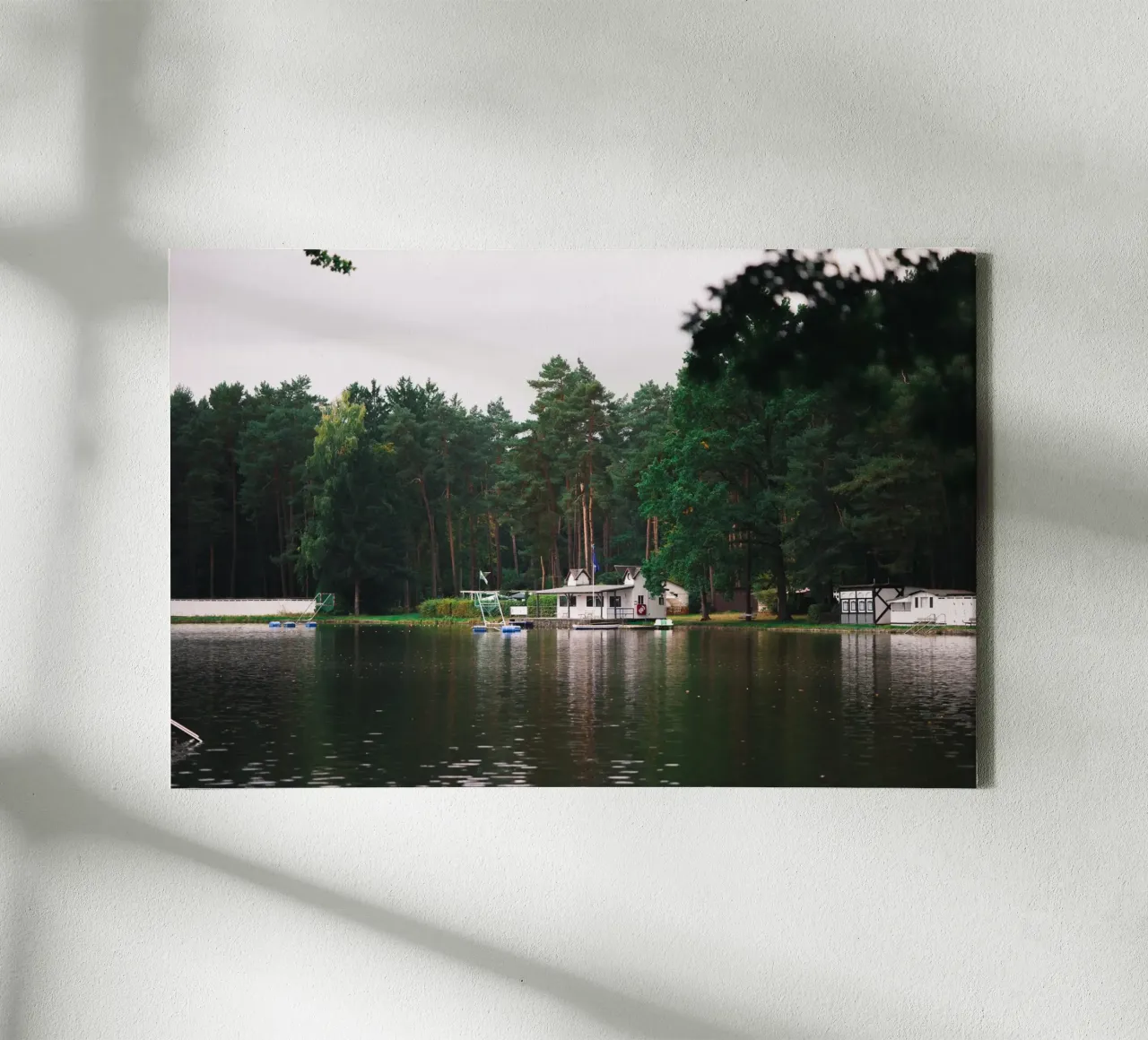 Das Haus am See im Wald | Ein Tag im Herbst | Echtes Foto Leinwand von Bold and Retro