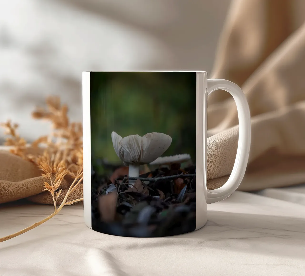 Funghi in autumn tazza in ceramica da Tom's Wildlife