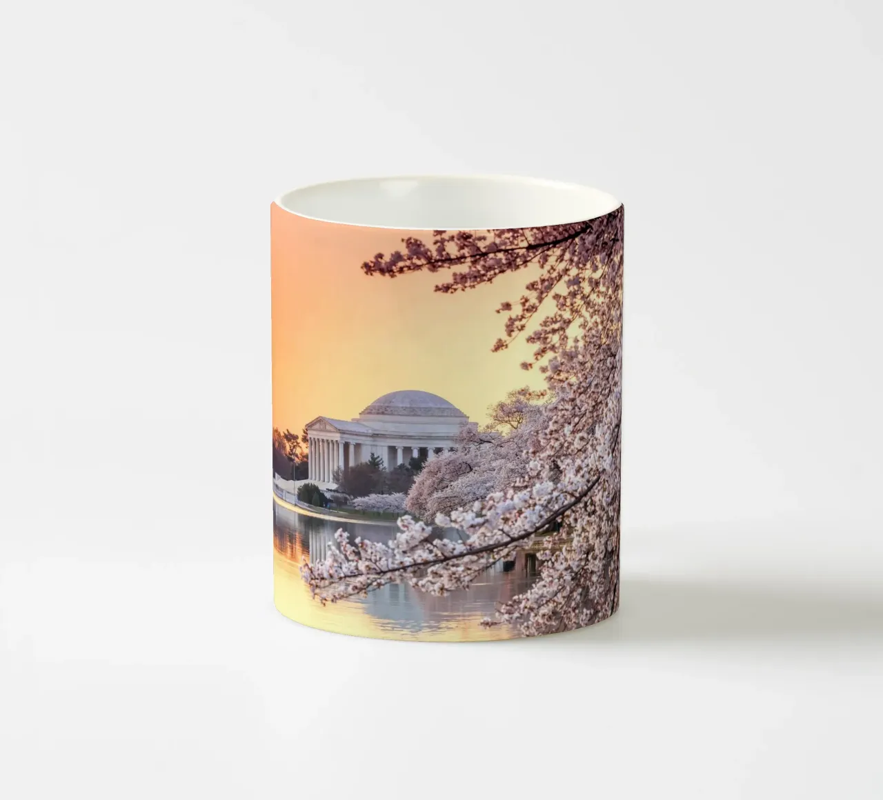 Jefferson Memorial e fiori di ciliegio, Washington, D.C., USA tazza in ceramica da Wanderlust Vibes