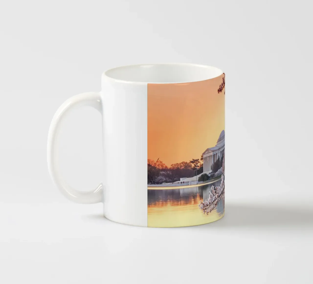 Jefferson Memorial e fiori di ciliegio, Washington, D.C., USA tazza in ceramica da Wanderlust Vibes
