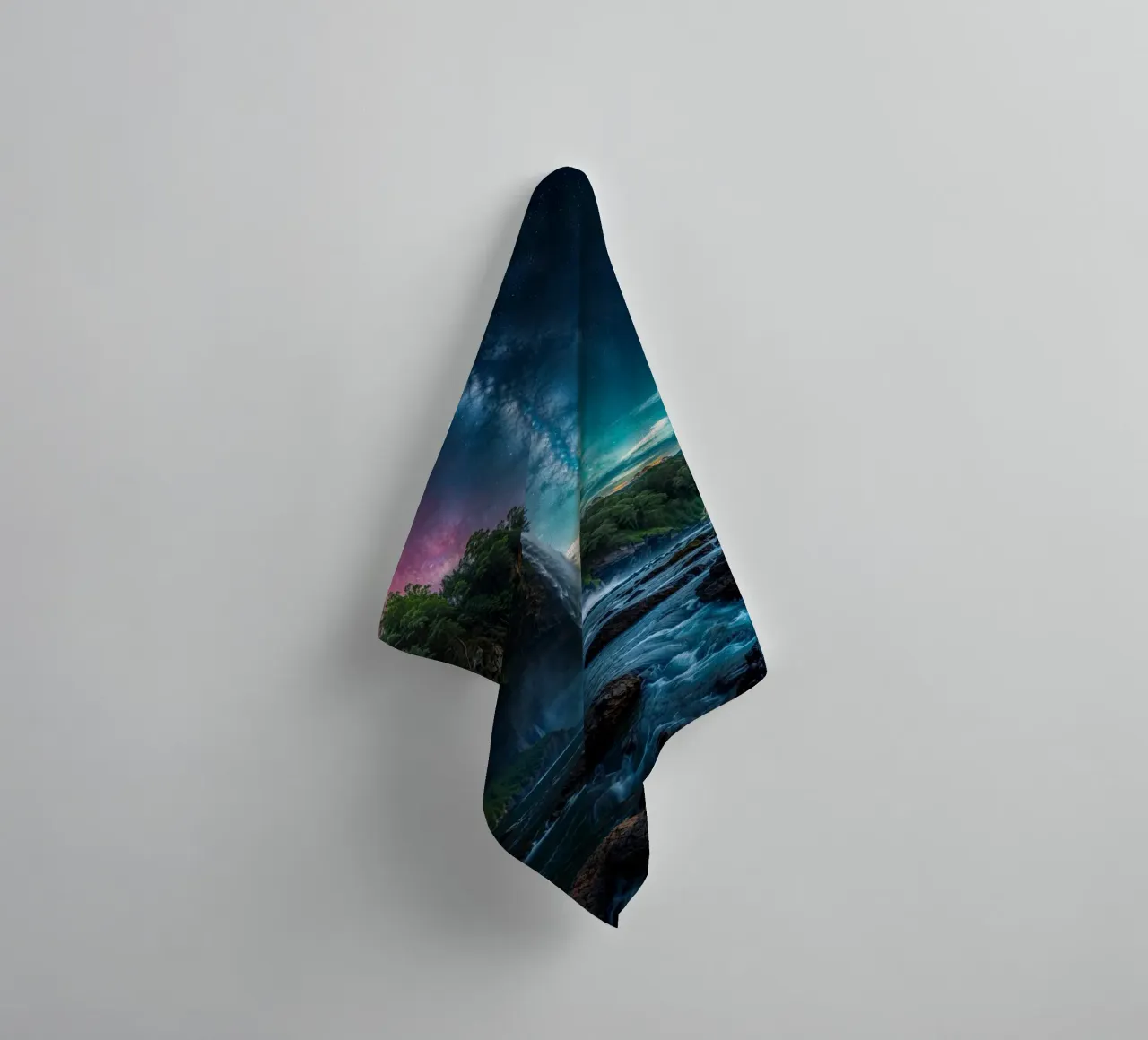 Superbe cascade sous un ciel étoilé serviette de bain de LM2KONE
