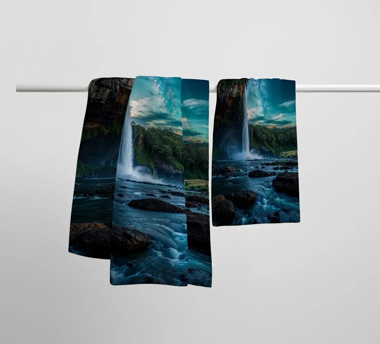 Superbe cascade sous un ciel étoilé serviette de bain de LM2KONE