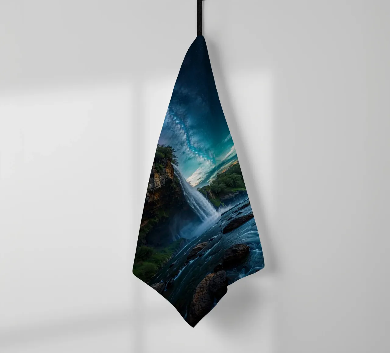Superbe cascade sous un ciel étoilé torchon de LM2KONE