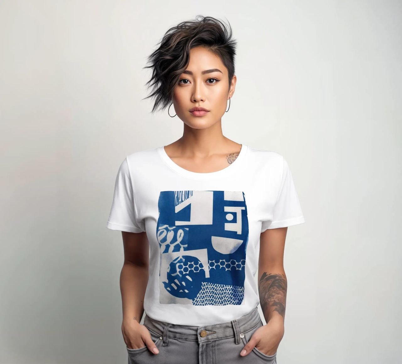 Cianotipia geometrica II t-shirt da donna da Kim Hubball Studio