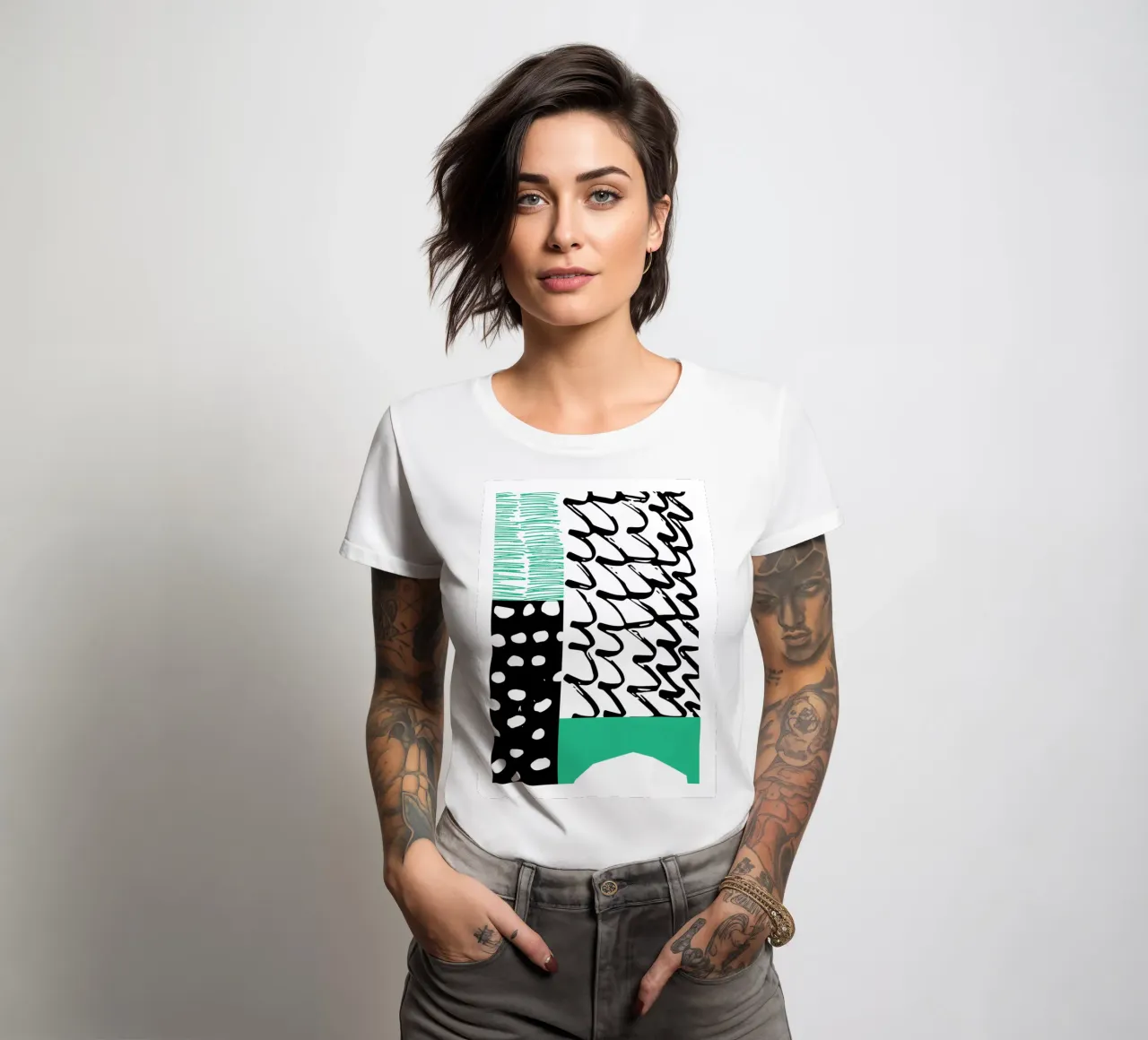 Groen en zwart abstract dames t-shirt getailleerd van Kim Hubball Studio
