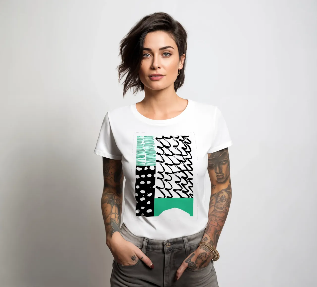 Groen en zwart abstract dames t-shirt getailleerd van Kim Hubball Studio