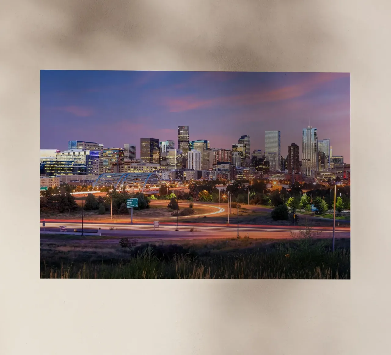 Skyline del centro con scie luminose, Denver, USA pellicola backlit da Wanderlust Vibes