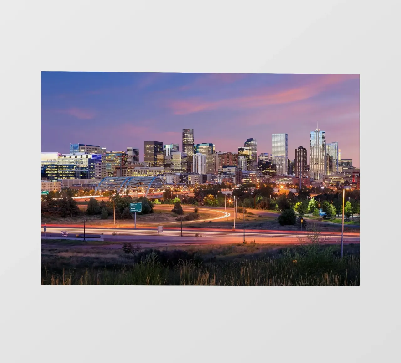 Skyline del centro con scie luminose, Denver, USA pellicola backlit da Wanderlust Vibes