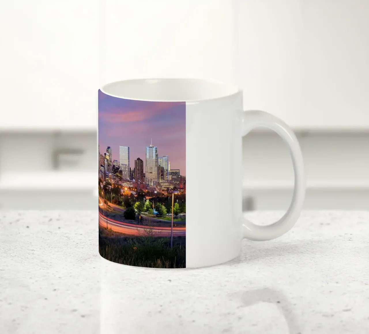 Skyline del centro con scie luminose, Denver, USA tazza in ceramica da Wanderlust Vibes