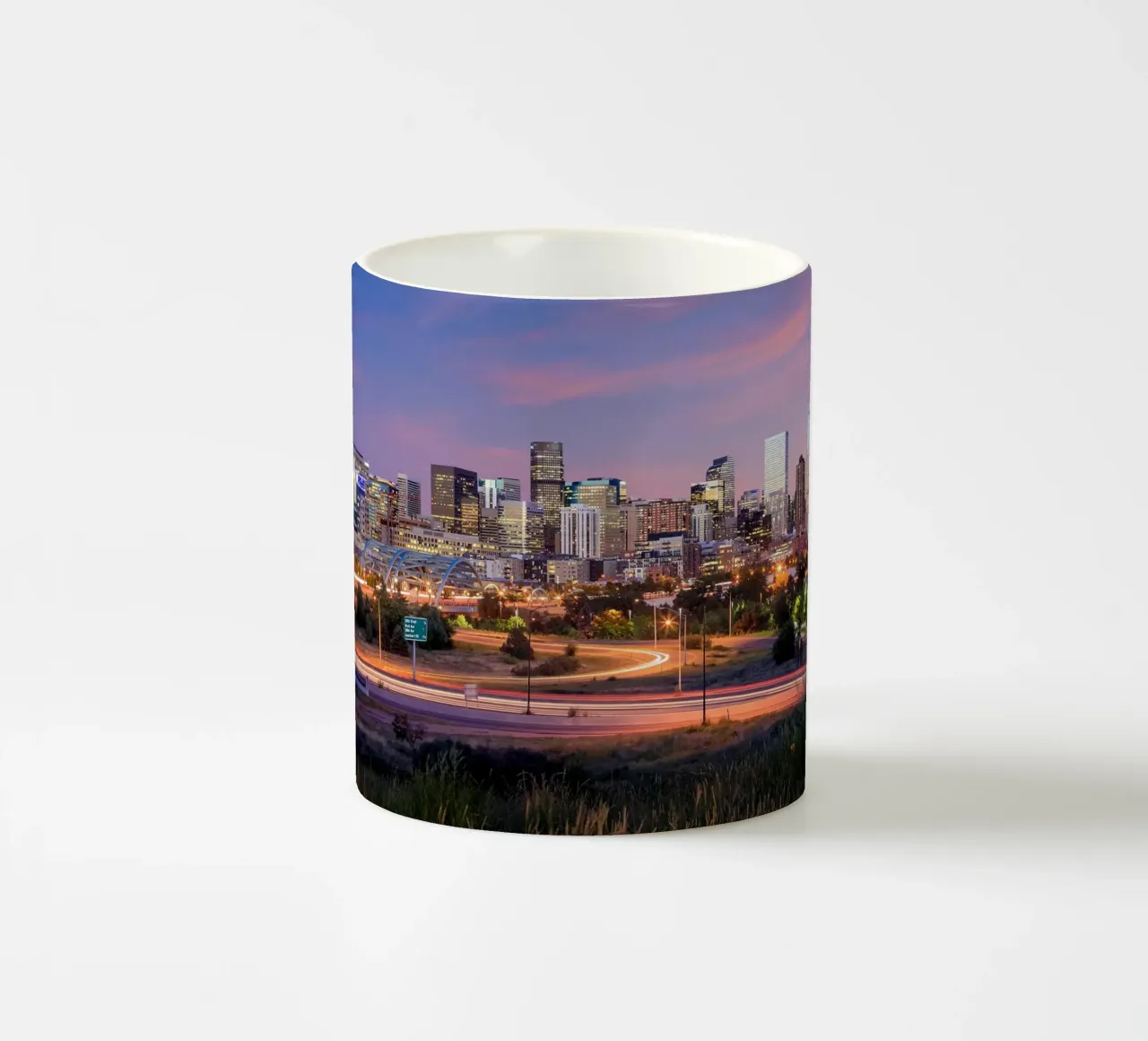 Skyline del centro con scie luminose, Denver, USA tazza in ceramica da Wanderlust Vibes