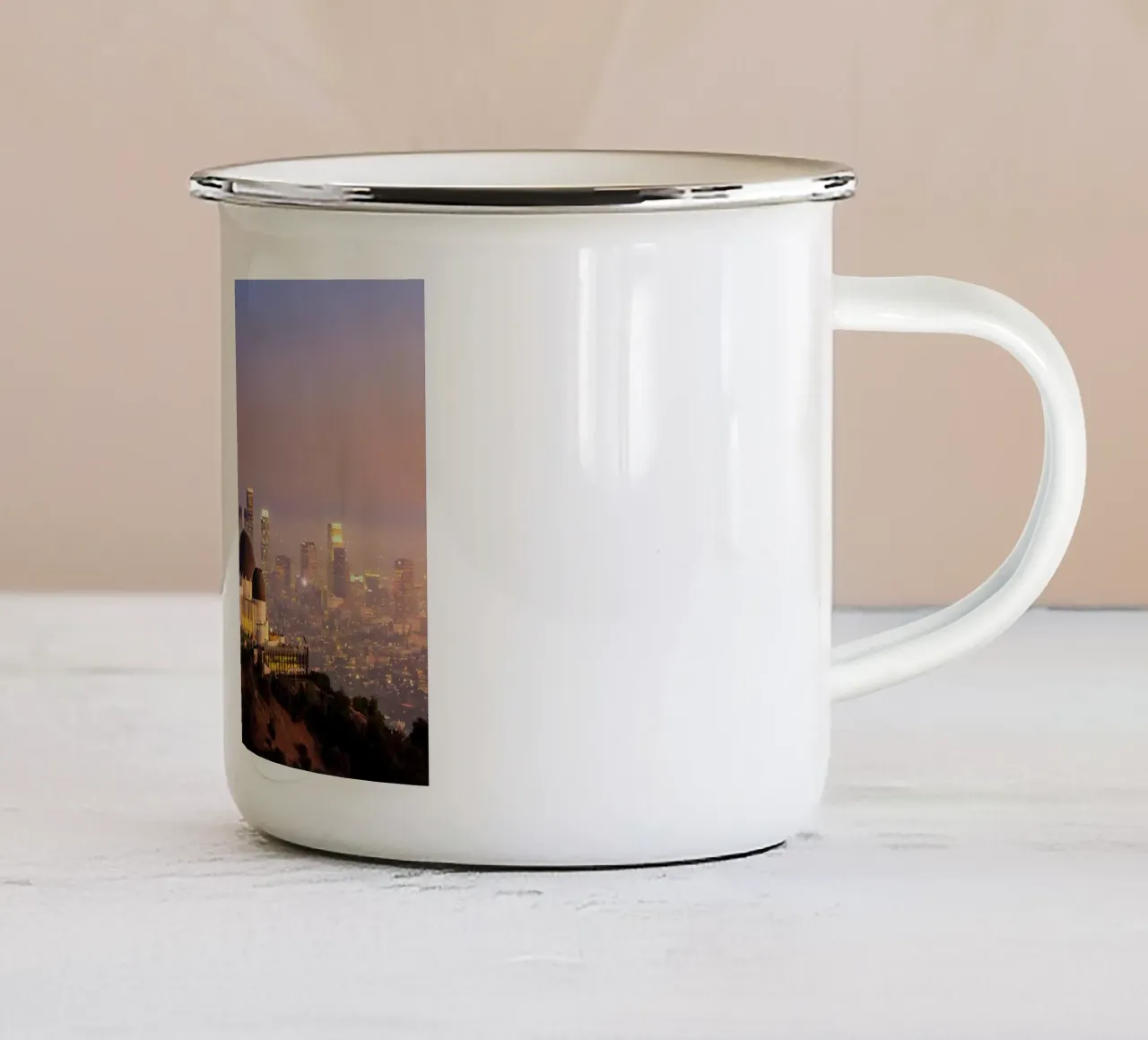 Osservatorio Griffith con lo skyline del centro, Los Angeles, USA tazza in smalto da Wanderlust Vibes