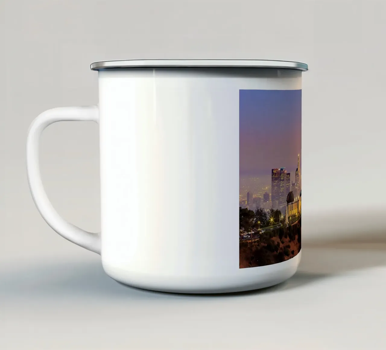 Osservatorio Griffith con lo skyline del centro, Los Angeles, USA tazza in smalto da Wanderlust Vibes
