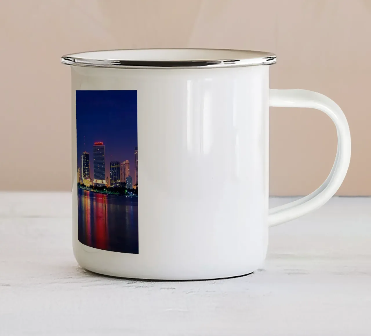 Luci notturne sulla baia di Biscayne, Miami, USA tazza in smalto da Wanderlust Vibes