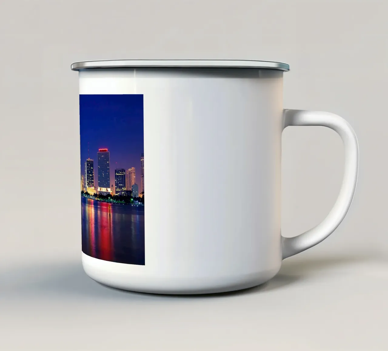 Luci notturne sulla baia di Biscayne, Miami, USA tazza in smalto da Wanderlust Vibes