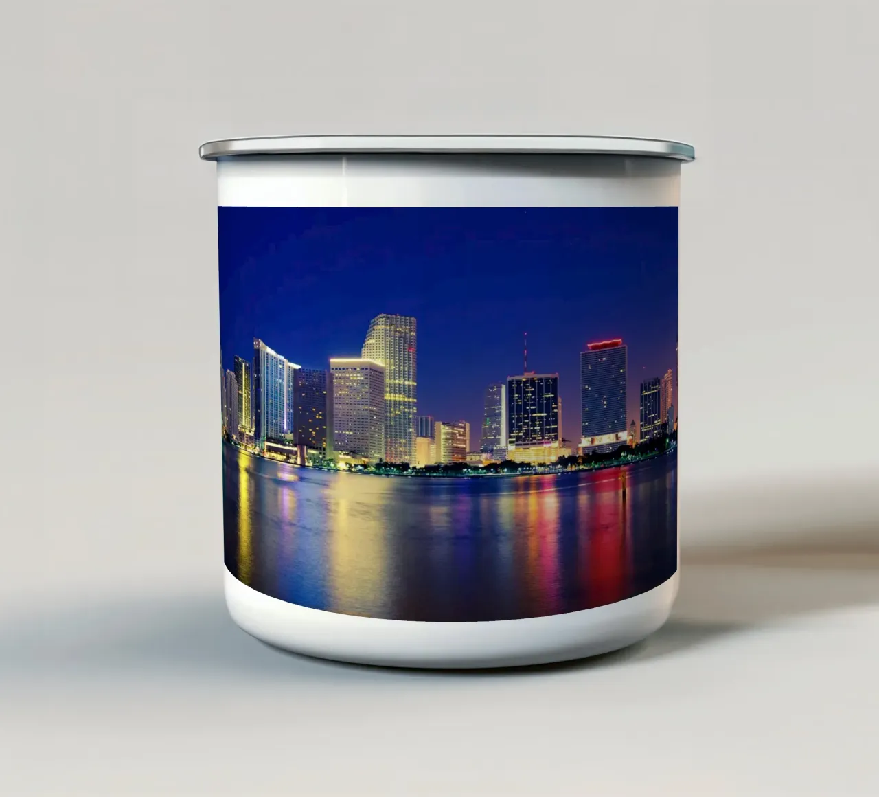Luci notturne sulla baia di Biscayne, Miami, USA tazza in smalto da Wanderlust Vibes