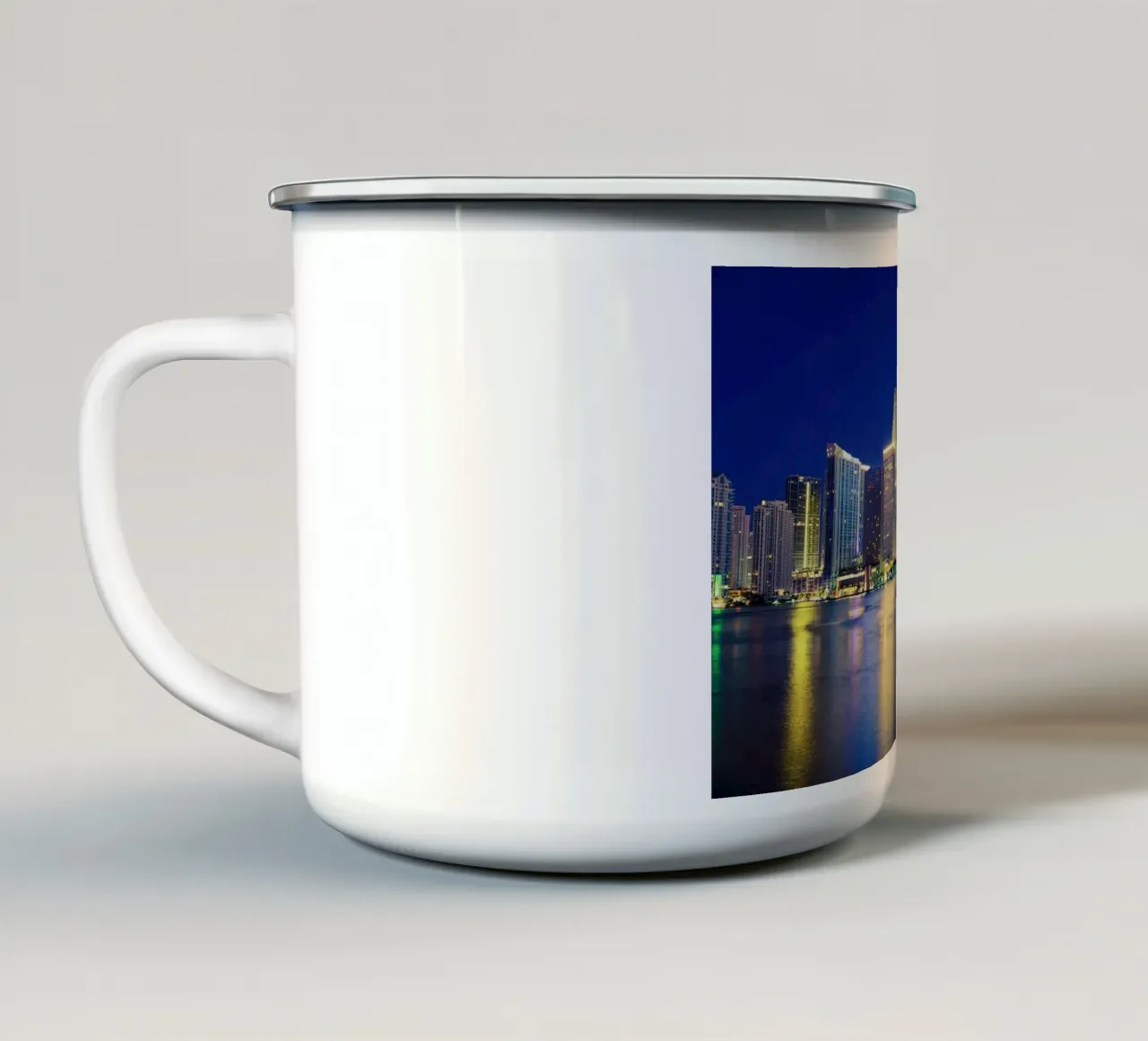 Luci notturne sulla baia di Biscayne, Miami, USA tazza in smalto da Wanderlust Vibes