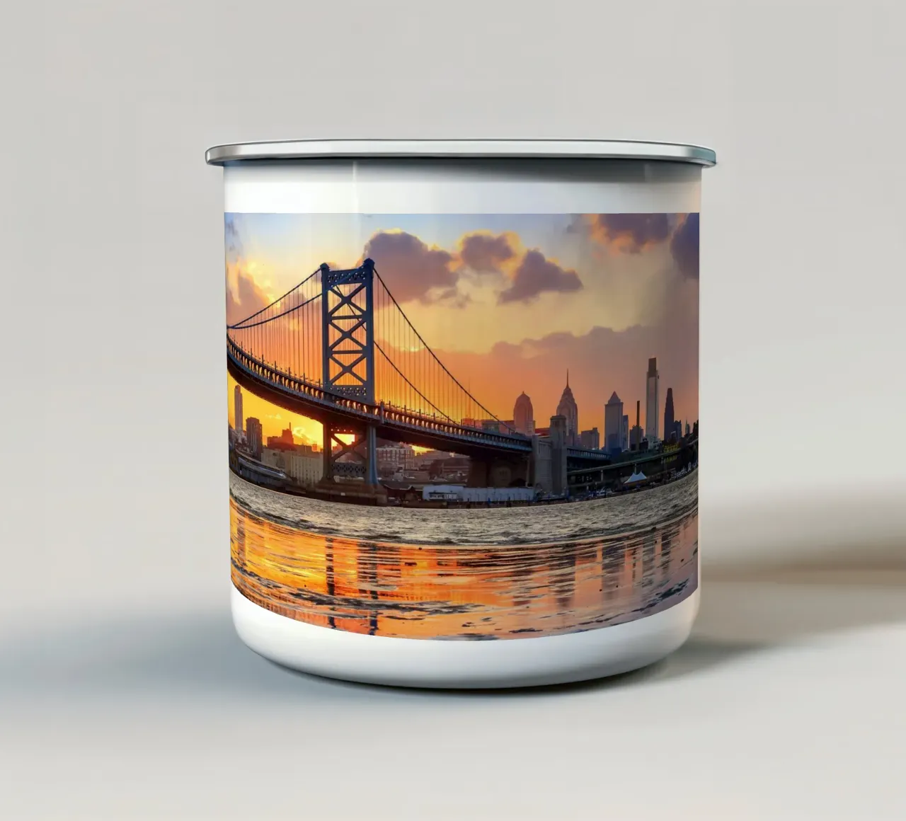 Benjamin Franklin Bridge bij zonsondergang, Philadelphia, VS emaille mok van Wanderlust Vibes