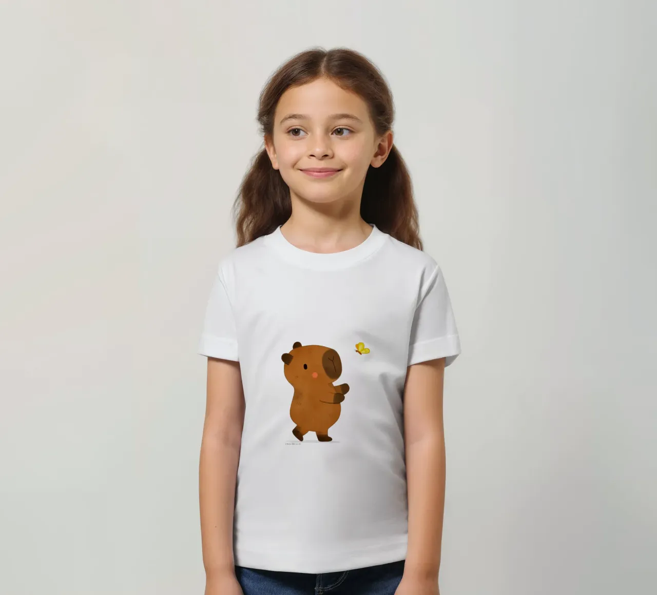 Capibara e farfalla product.type.t-shirt-kid common.byCreator julianamotzko