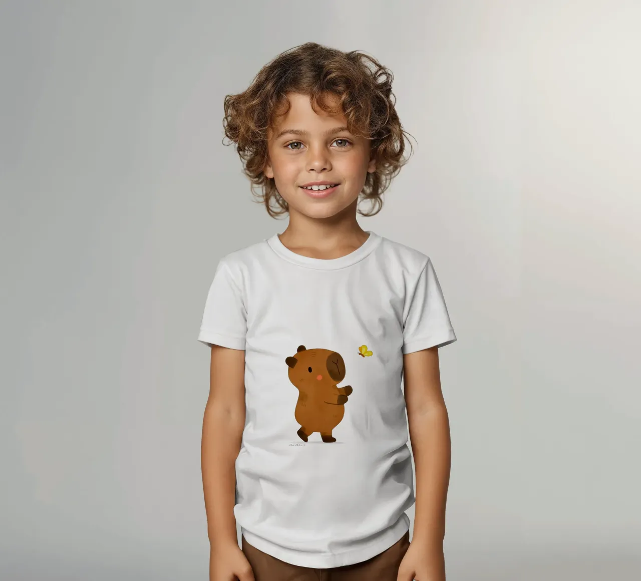 Capibara e farfalla product.type.t-shirt-kid common.byCreator julianamotzko