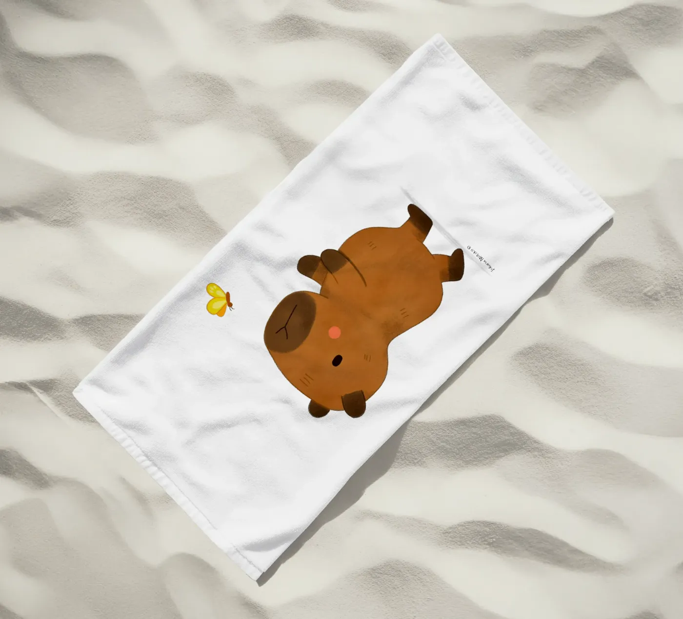 Capybara and Butterfly serviette de plage de julianamotzko