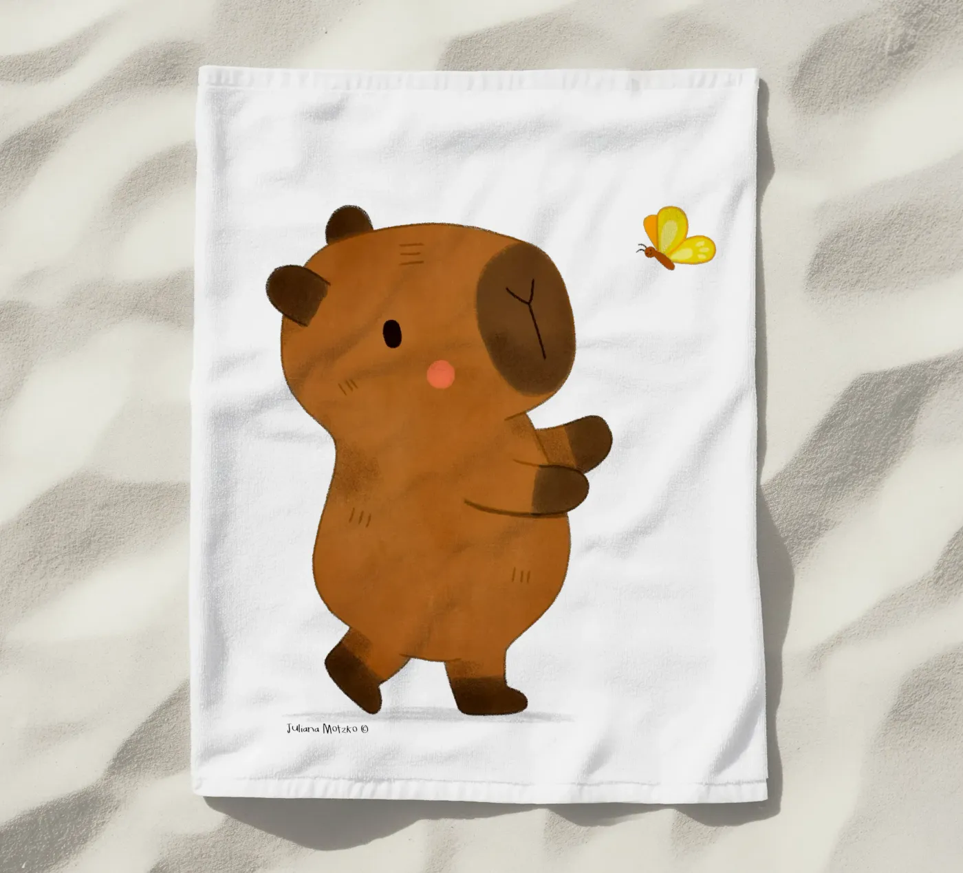 Capybara and Butterfly serviette de plage de julianamotzko