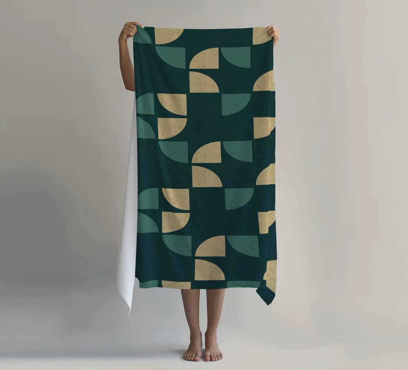 Geometrisch patroon strandhanddoek van Kim Hubball Studio