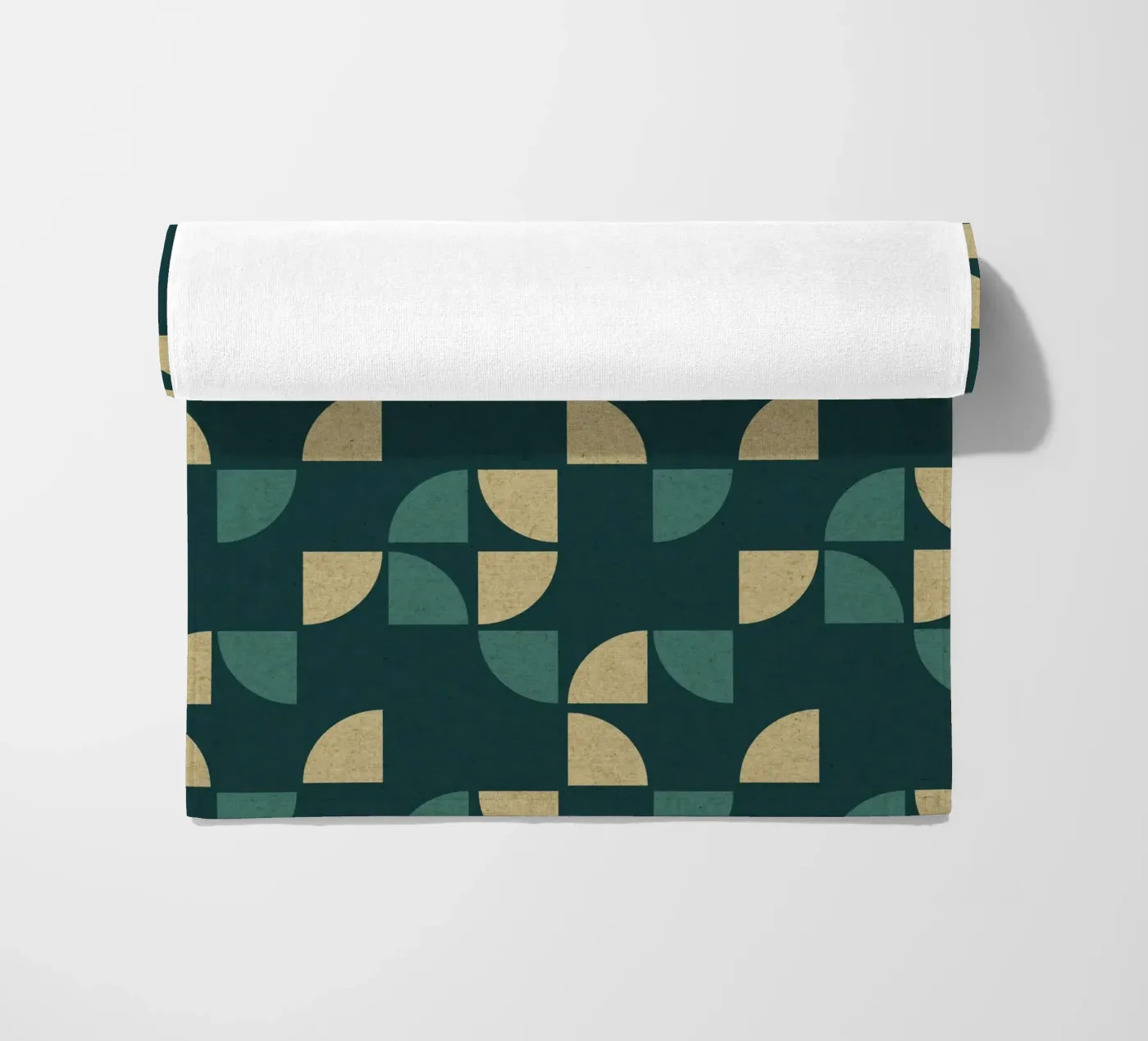 Geometrisch patroon strandhanddoek van Kim Hubball Studio