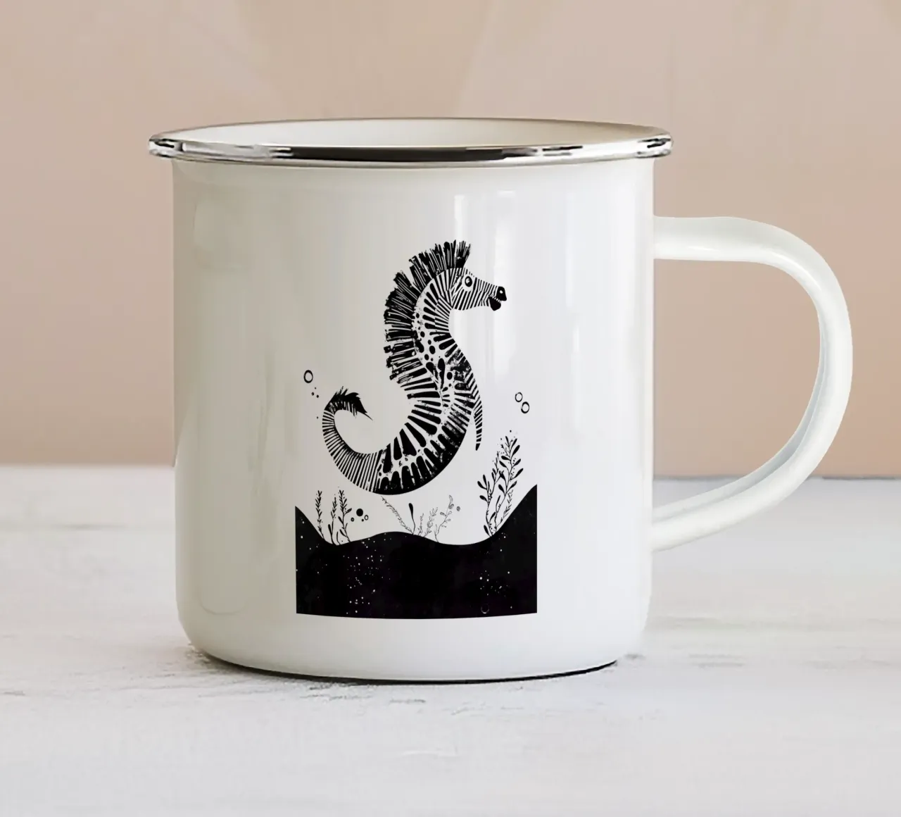 Decoratieve zebra in zwart en wit emaille mok van Autofocus